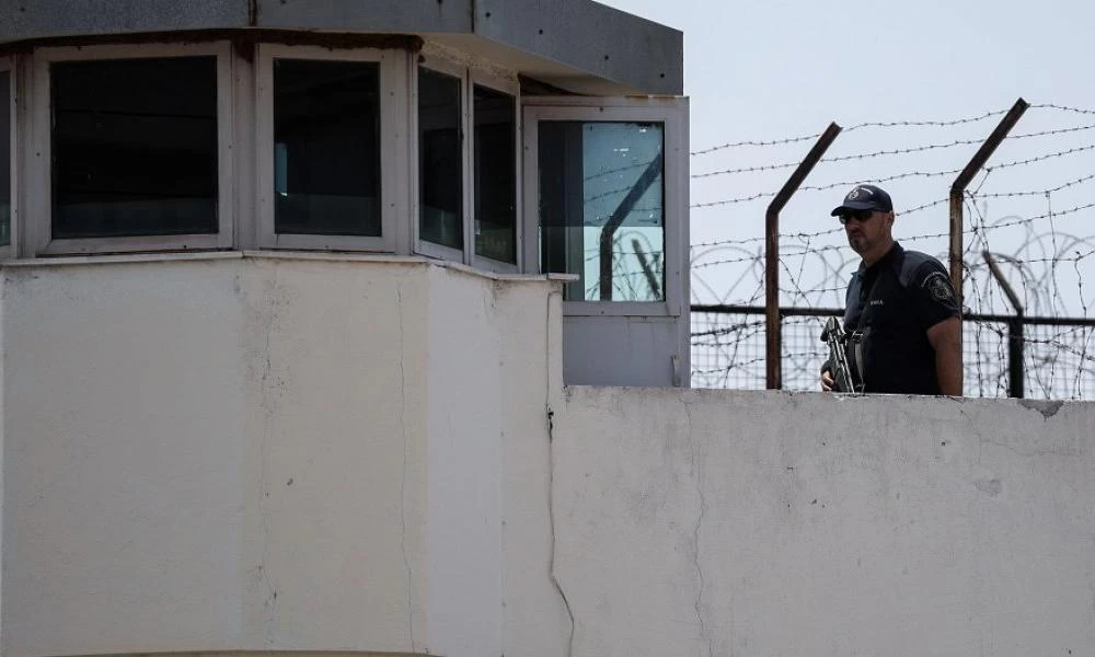 Χειροπέδες σε σωφρονιστικό που έβαζε ναρκωτικά στις φυλακές Μαλανδρίνου